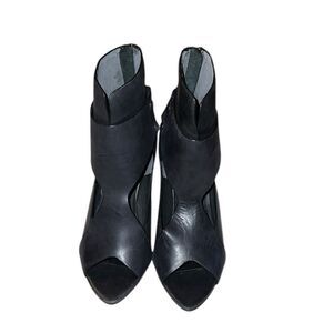 Max Studio Black Leather Elegant Women's Shoes Size 5